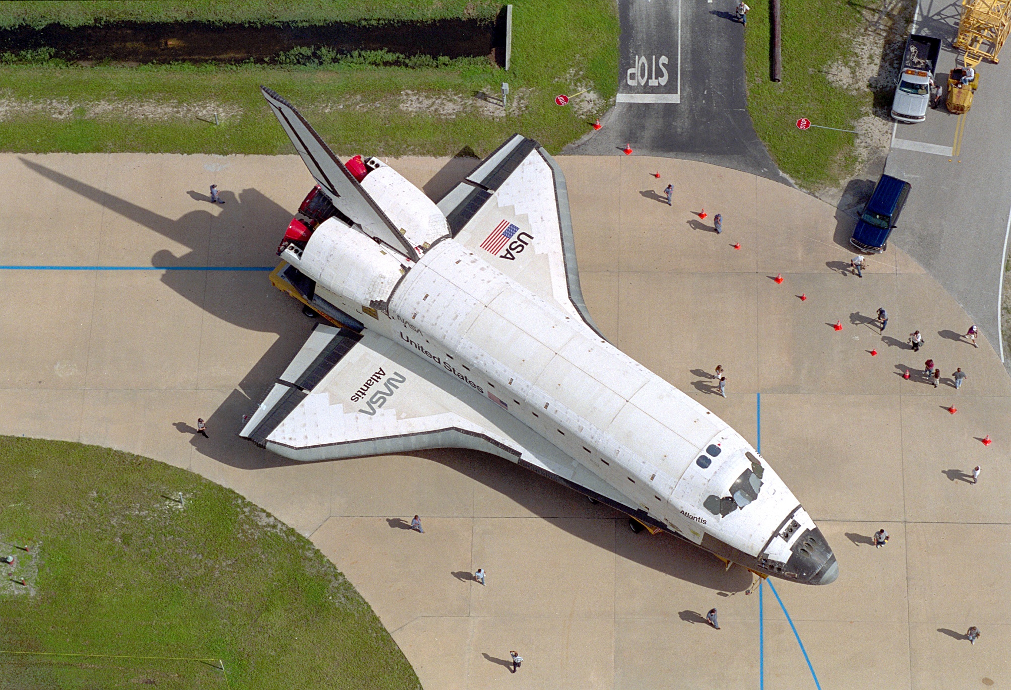 gpw-20051129-NASA-GPN-2000-000796-Space-Shuttle-Atlantis-STS-86-rollover-John-F-Kennedy-Space-Center-Florida-19970811-medium.jpg