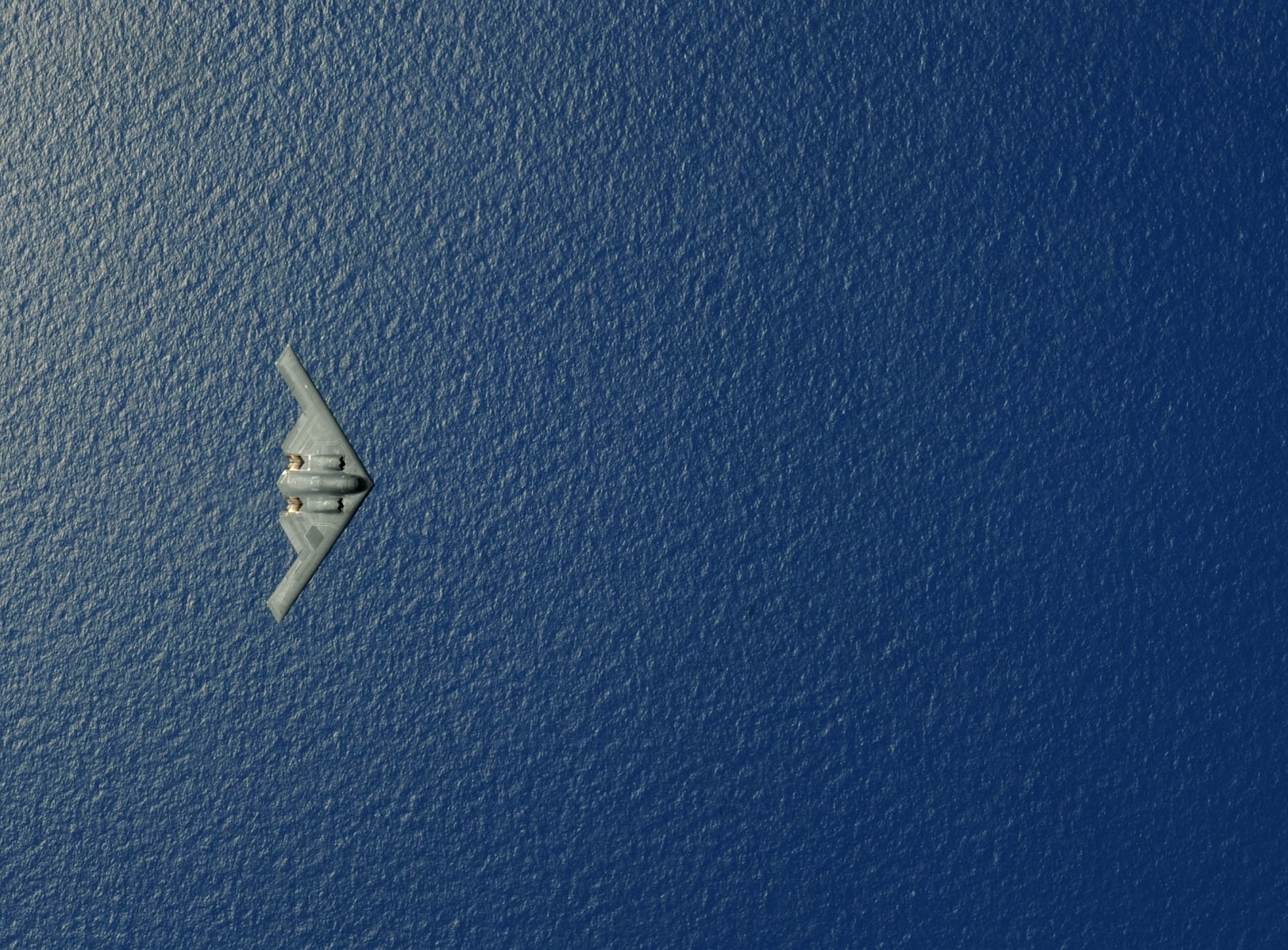 El 12 de mayo de 2009 Christopher Bush, un piloto de la fuerza aerea de los Estados Unidos, miró hacia abajo y tomó esta espectacular foto del Bombardero invisible B-2 Spirit.