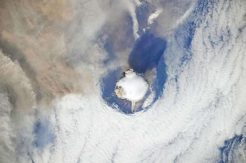 gpw-200906-NASA-ISS020-E-8743-eruption-Sarychev-Peak-Volcano-Matua-Island-Kuril-Islands-Russian-Federation-20090612.jpg