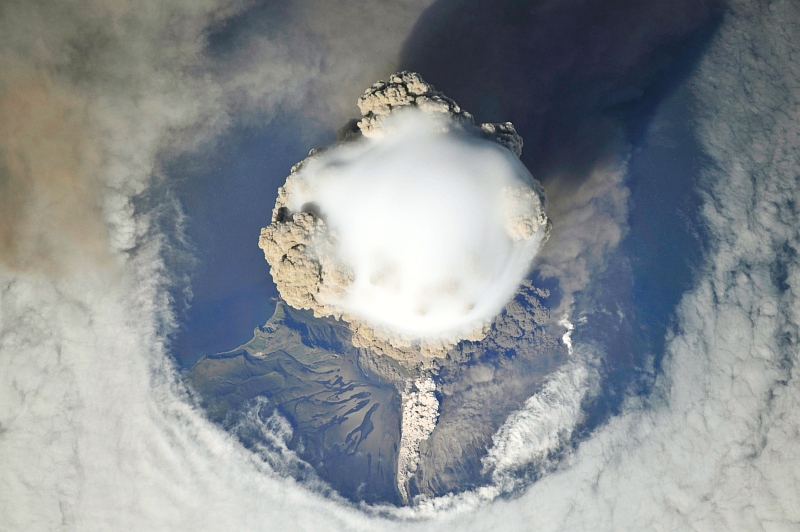 gpw-200906-NASA-ISS020-E-8747-eruption-Sarychev-Peak-Volcano-Matua-Island-Kuril-Islands-Russian-Federation-20090612.jpg