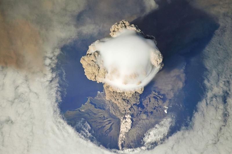 gpw-200906-NASA-ISS020-E-8750-eruption-Sarychev-Peak-Volcano-Matua-Island-Kuril-Islands-Russian-Federation-20090612.jpg