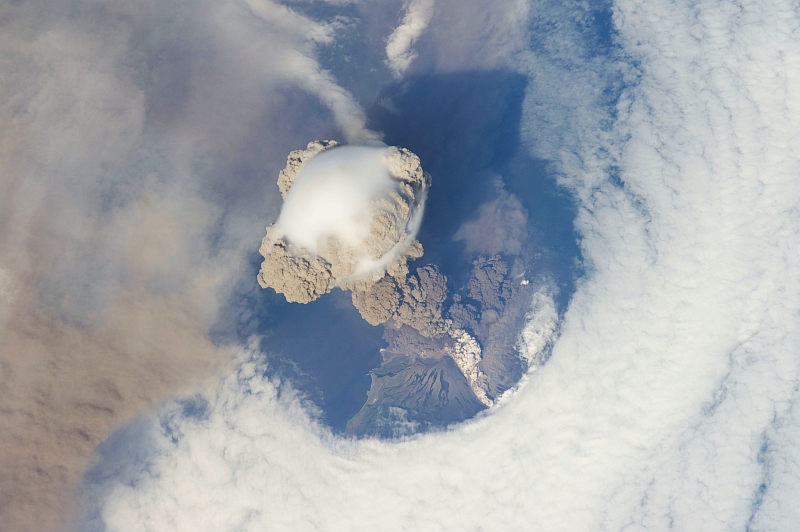 gpw-200906-NASA-ISS020-E-9048-eruption-Sarychev-Peak-Volcano-Matua-Island-Kuril-Islands-Russian-Federation-20090612.jpg